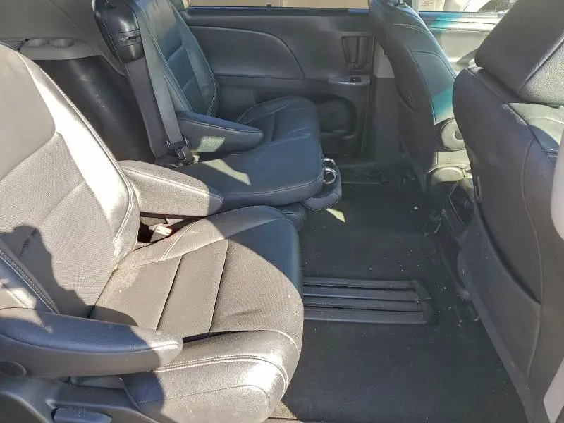 2017 TOYOTA SIENNA SE  