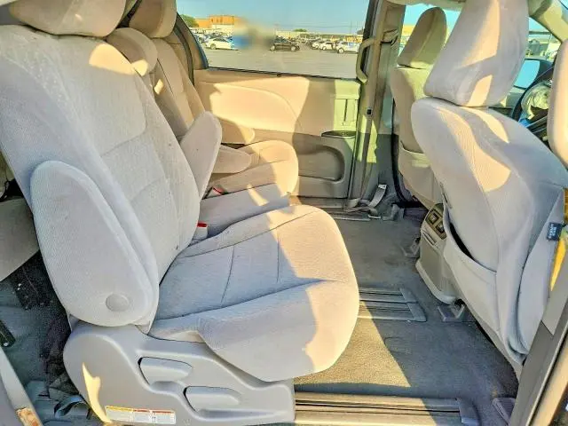 2019 TOYOTA SIENNA LE  