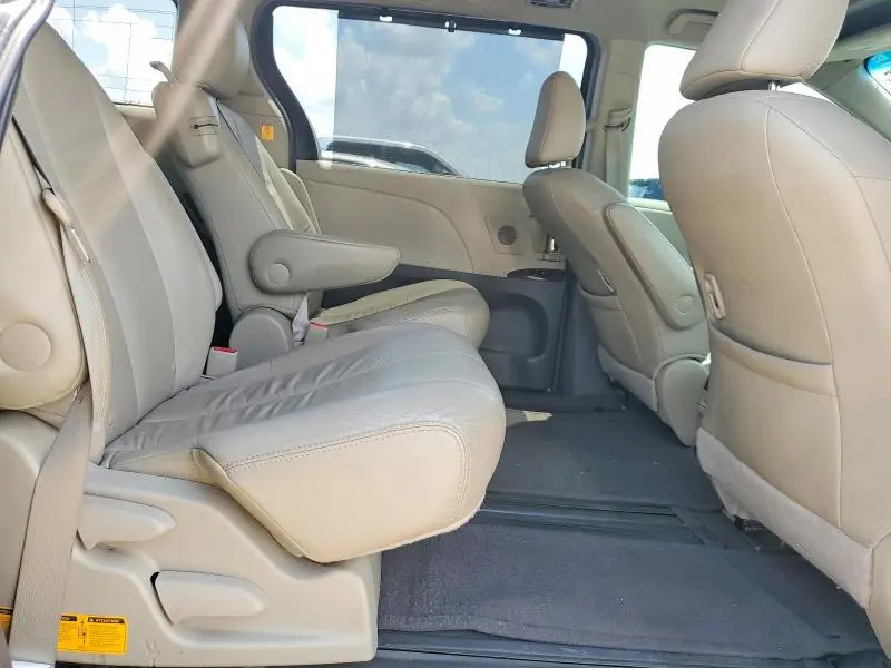 2011 TOYOTA SIENNA   