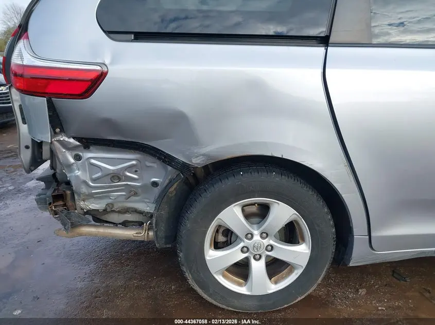 2017 TOYOTA SIENNA LE 8 PASSENGER