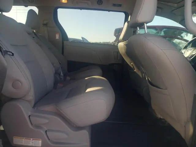 2020 TOYOTA SIENNA XLE  