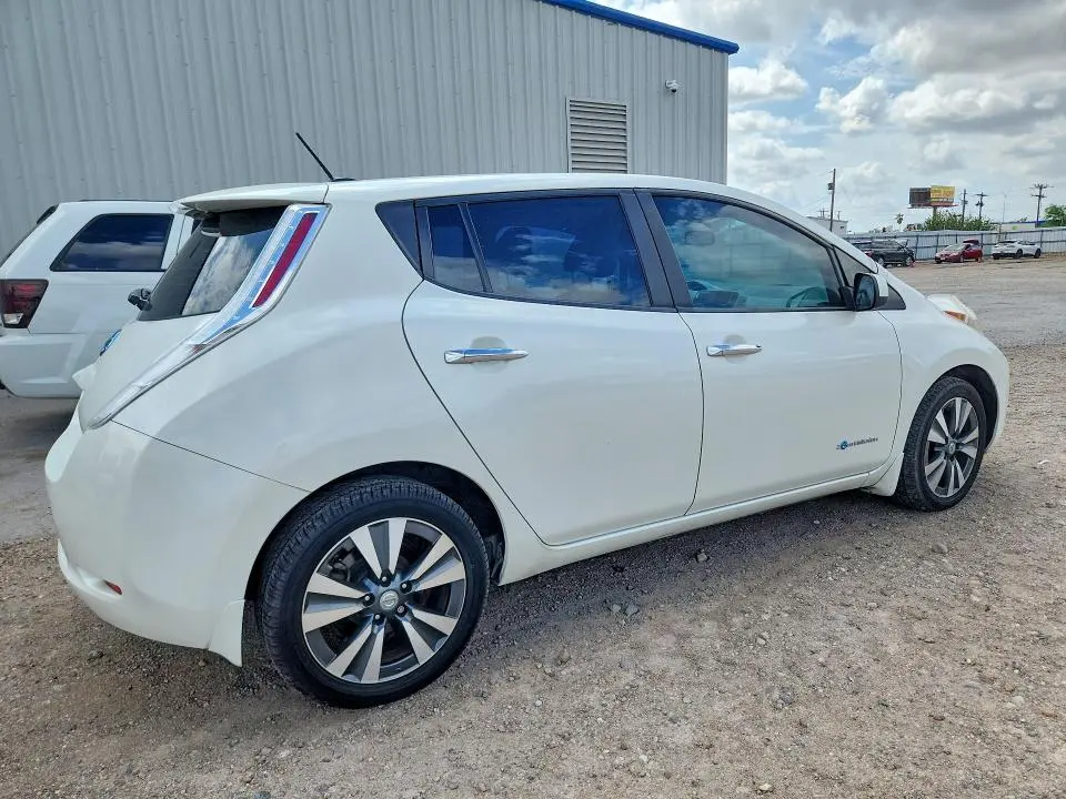 2015 NISSAN LEAF SV  