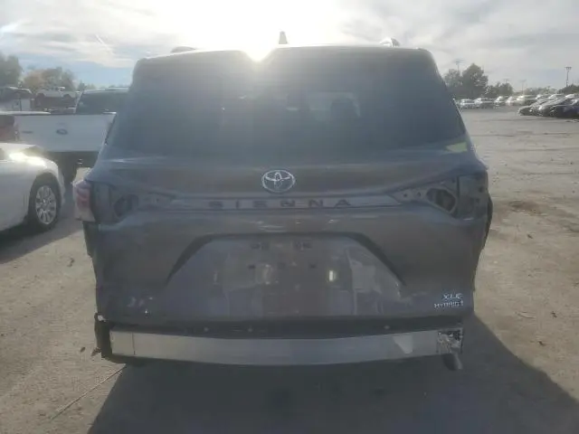 2022 TOYOTA SIENNA XLE  