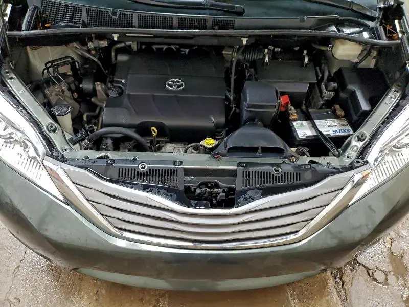 2013 TOYOTA SIENNA XLE  