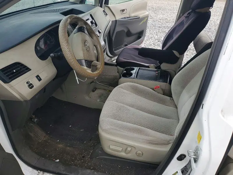 2011 TOYOTA SIENNA LE 8-PASSENGER  