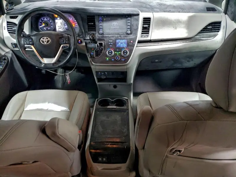 2020 TOYOTA SIENNA XLE  