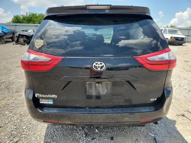 2020 TOYOTA SIENNA XLE  