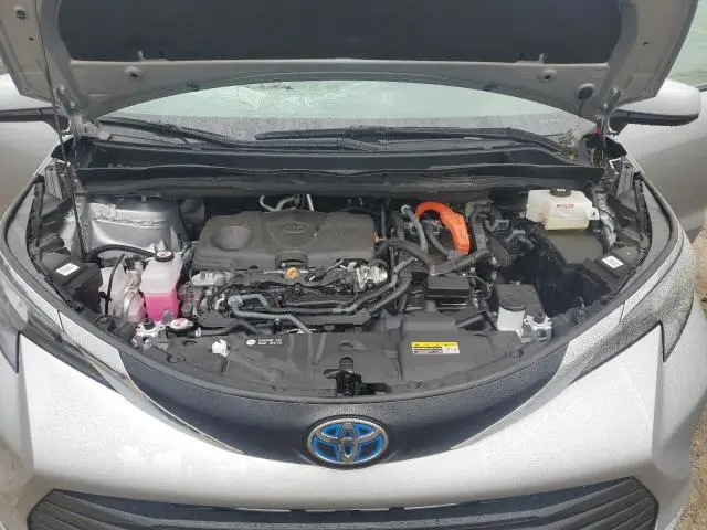 2024 TOYOTA SIENNA XLE  