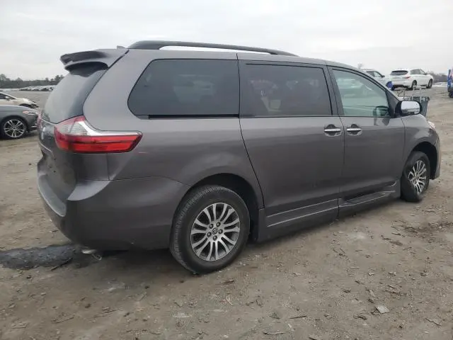 2020 TOYOTA SIENNA XLE  