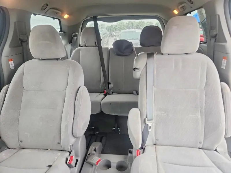 2015 TOYOTA SIENNA LE  