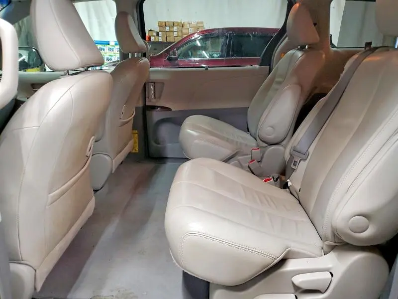 2013 TOYOTA SIENNA XLE  