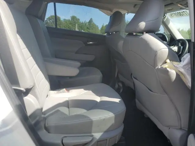 2022 TOYOTA HIGHLANDER XLE  