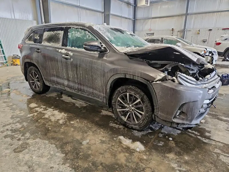 2019 TOYOTA HIGHLANDER SE  