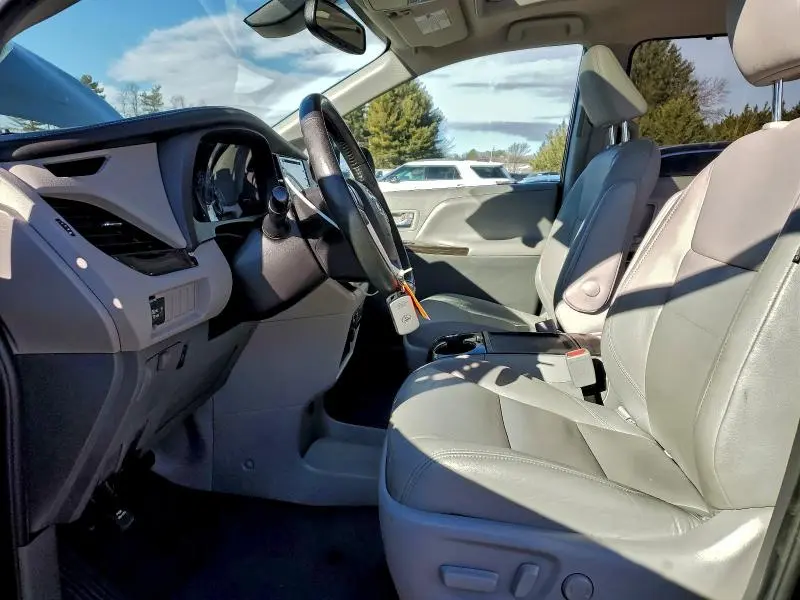 2020 TOYOTA SIENNA XLE  