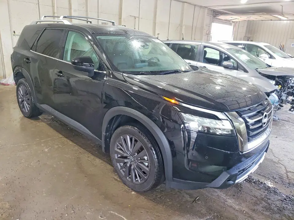 2024 NISSAN PATHFINDER SL  