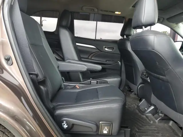 2019 TOYOTA HIGHLANDER SE  