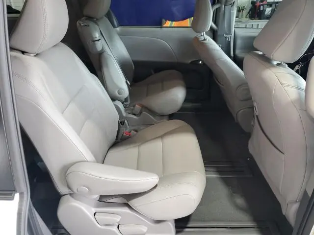 2020 TOYOTA SIENNA XLE  