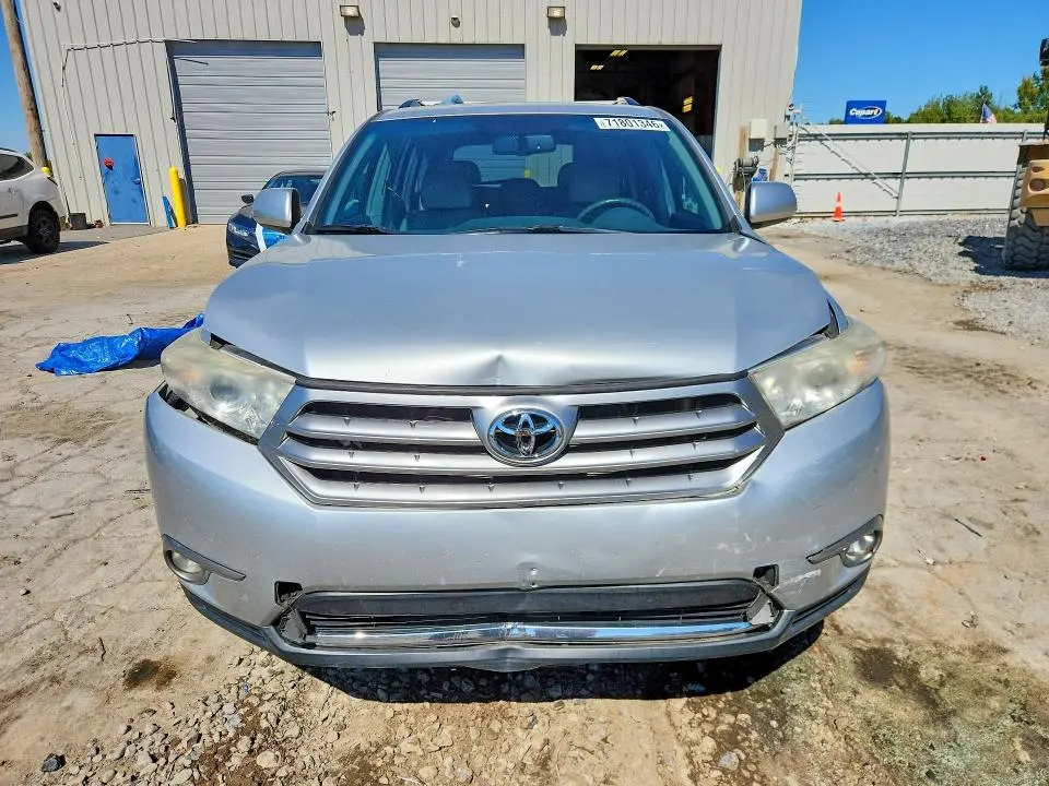 2013 TOYOTA HIGHLANDER SE  