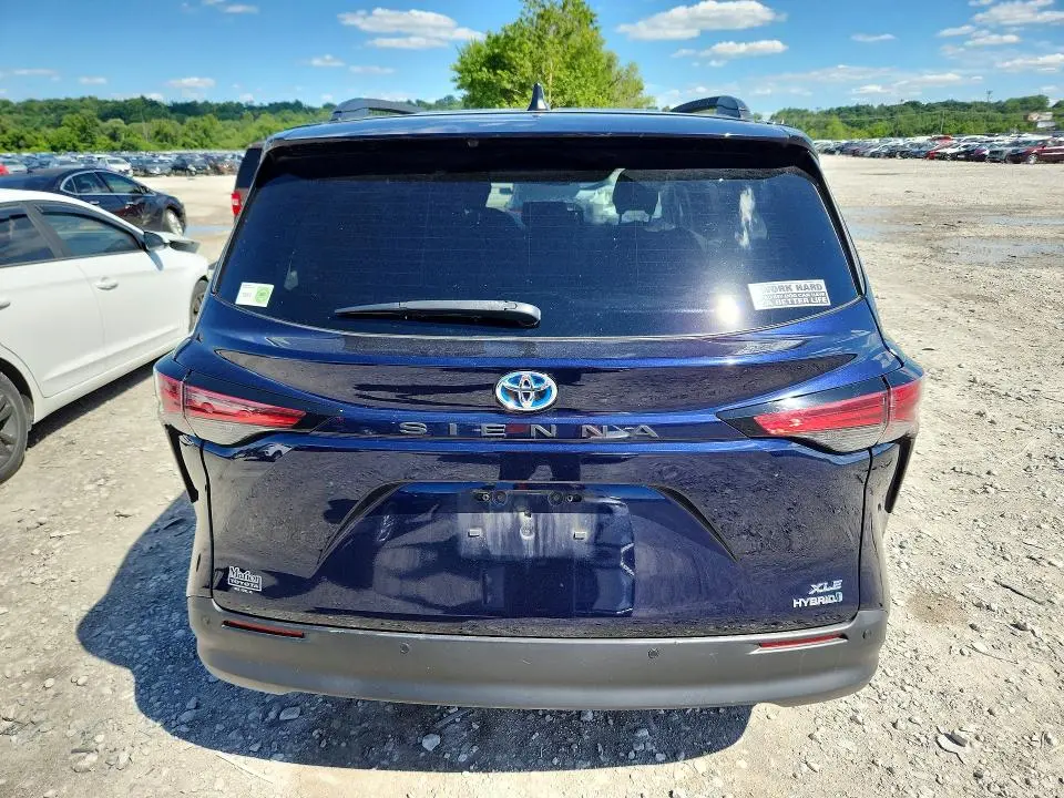 2021 TOYOTA SIENNA XLE  