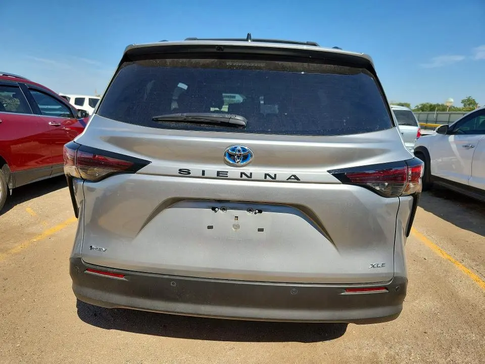 2025 TOYOTA SIENNA XLE 8-PASSENGER  