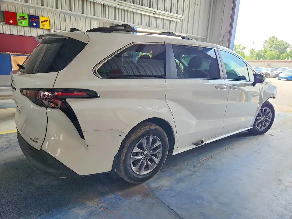 2024 TOYOTA SIENNA LE  
