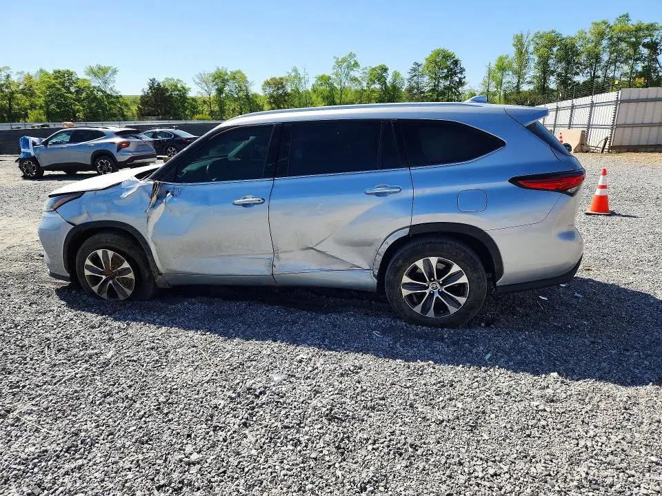 2022 TOYOTA HIGHLANDER XLE  