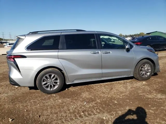 2022 TOYOTA SIENNA LE  