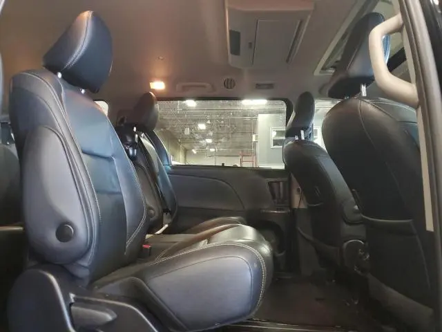 2018 TOYOTA SIENNA SE  