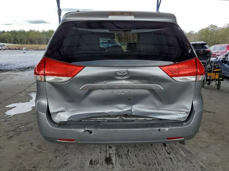 2013 TOYOTA SIENNA XLE  