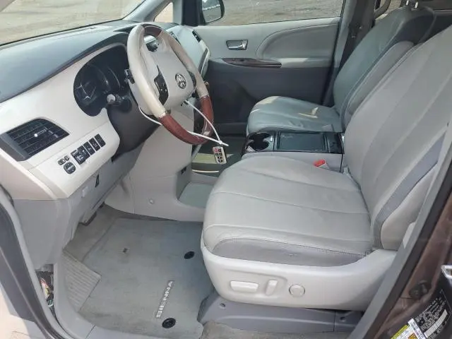 2014 TOYOTA SIENNA XLE  
