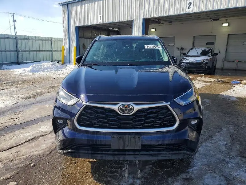 2021 TOYOTA HIGHLANDER XLE  