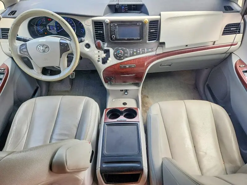 2014 TOYOTA SIENNA XLE 8-PASSENGER  