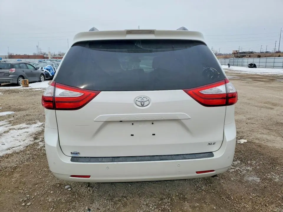 2019 TOYOTA SIENNA XLE 8-PASSENGER  
