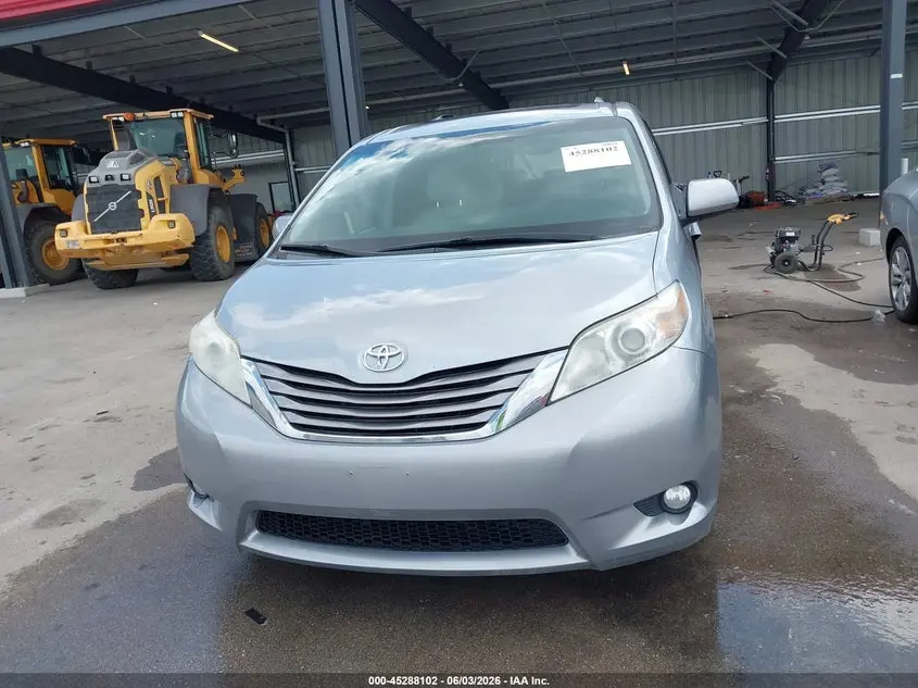 2017 TOYOTA SIENNA XLE PREMIUM 8 PASSENGER
