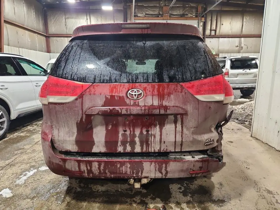 2013 TOYOTA SIENNA XLE  