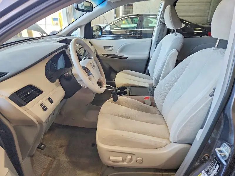 2014 TOYOTA SIENNA LE  
