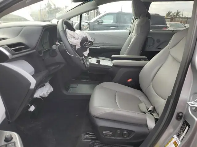 2025 TOYOTA SIENNA XLE  