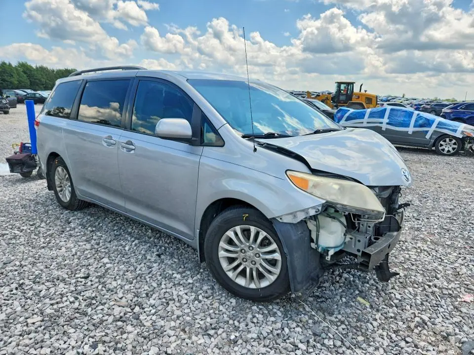 2013 TOYOTA SIENNA LE  