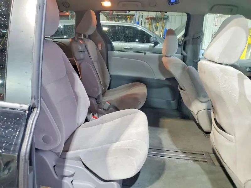 2017 TOYOTA SIENNA LE 8-PASSENGER  