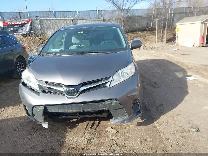 2019 TOYOTA SIENNA LE 8 PASSENGER