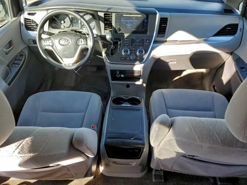 2017 TOYOTA SIENNA LE  