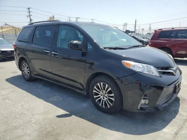 2019 TOYOTA SIENNA XLE  