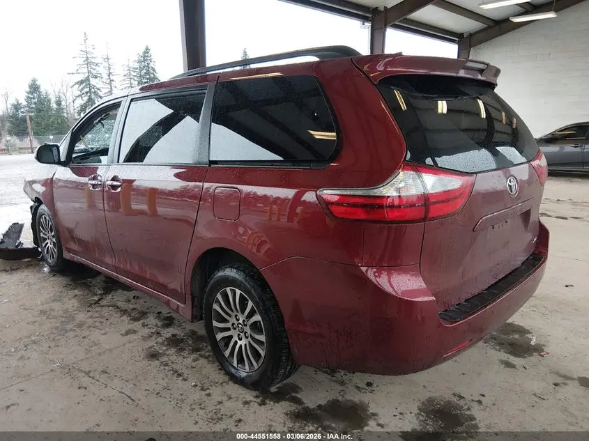 2018 TOYOTA SIENNA XLE 8 PASSENGER