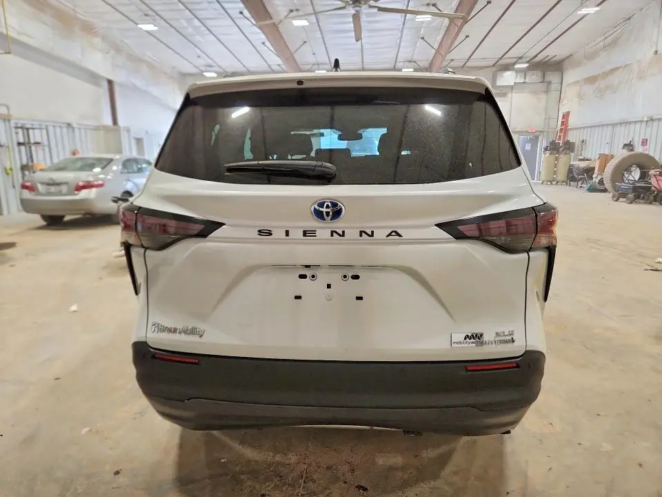 2023 TOYOTA SIENNA XLE  