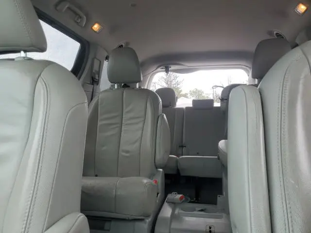 2013 TOYOTA SIENNA XLE  