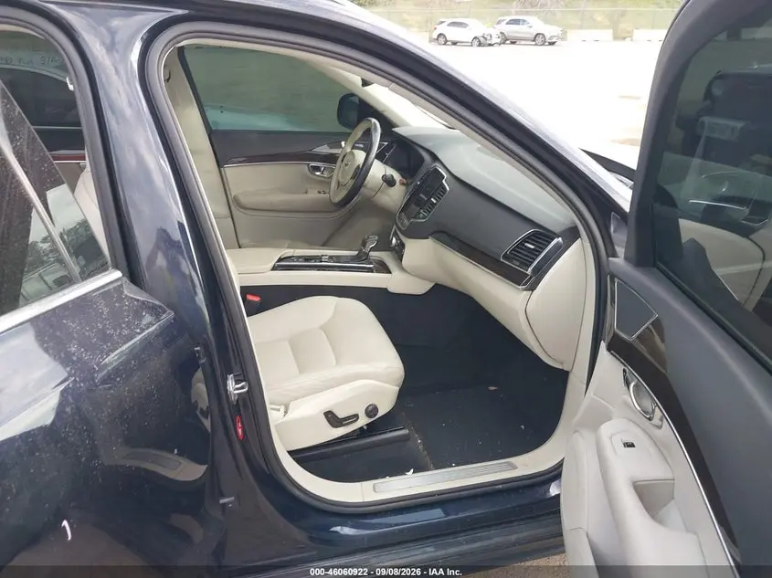 2017 VOLVO XC90 T6 MOMENTUM