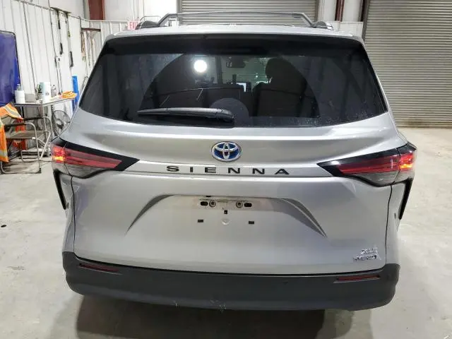 2021 TOYOTA SIENNA XLE  