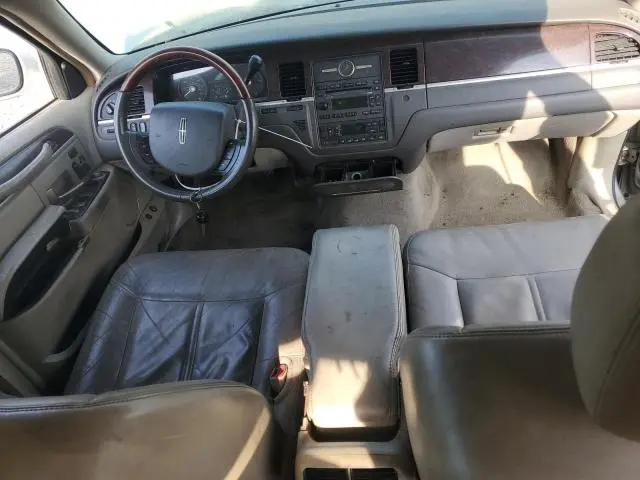2010 LINCOLN TOWN CAR SIGNATURE LIMITED  