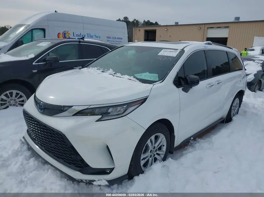 2022 TOYOTA SIENNA XSE