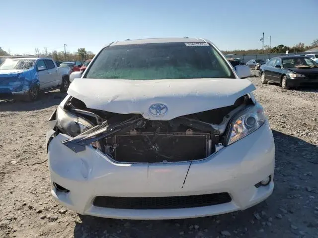2017 TOYOTA SIENNA XLE  
